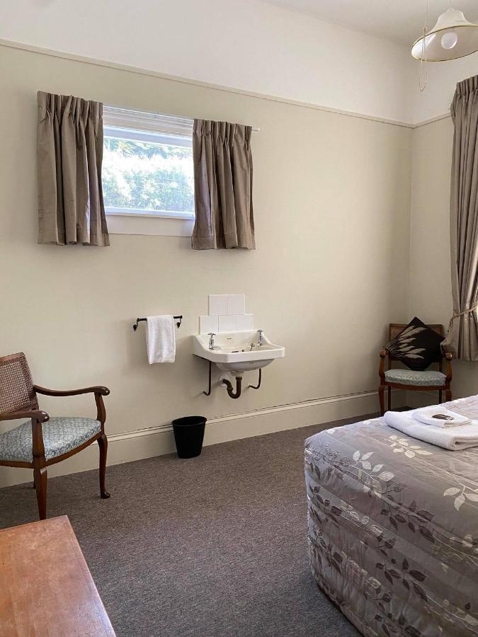 Whangamomona Hotel Stratford Bagian luar foto