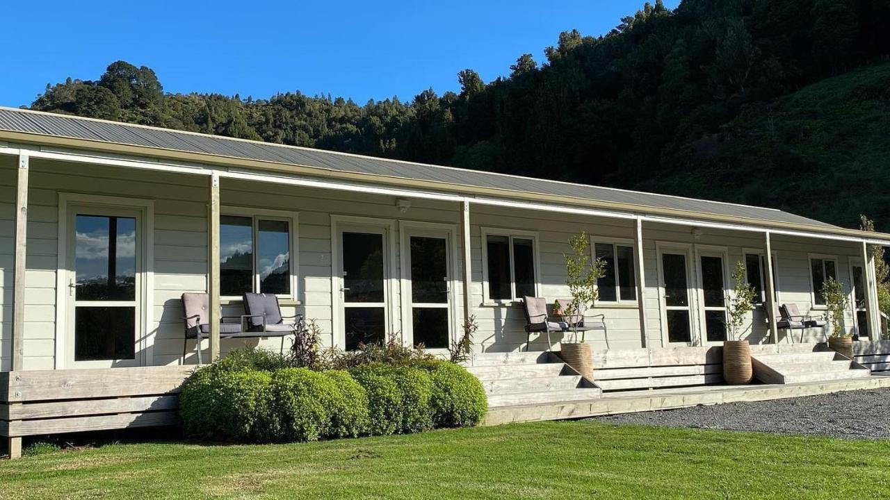 Whangamomona Hotel Stratford Bagian luar foto
